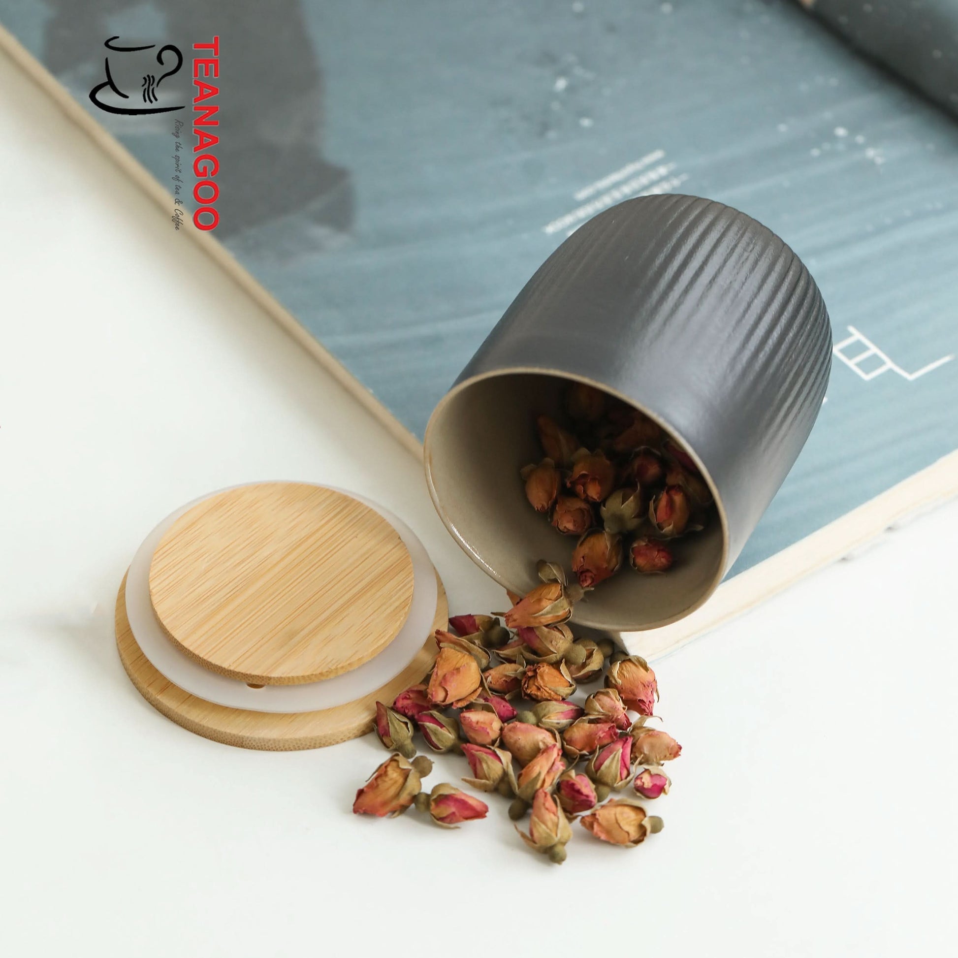 The teacup can also be used as a storage tank, because the lid has a built-in sealing ring, which has a good airtightness and can greatly reduce the oxidation rate of the scented tea leaves. If used as a teacup, the lid can be used as a coaster to keep warm.