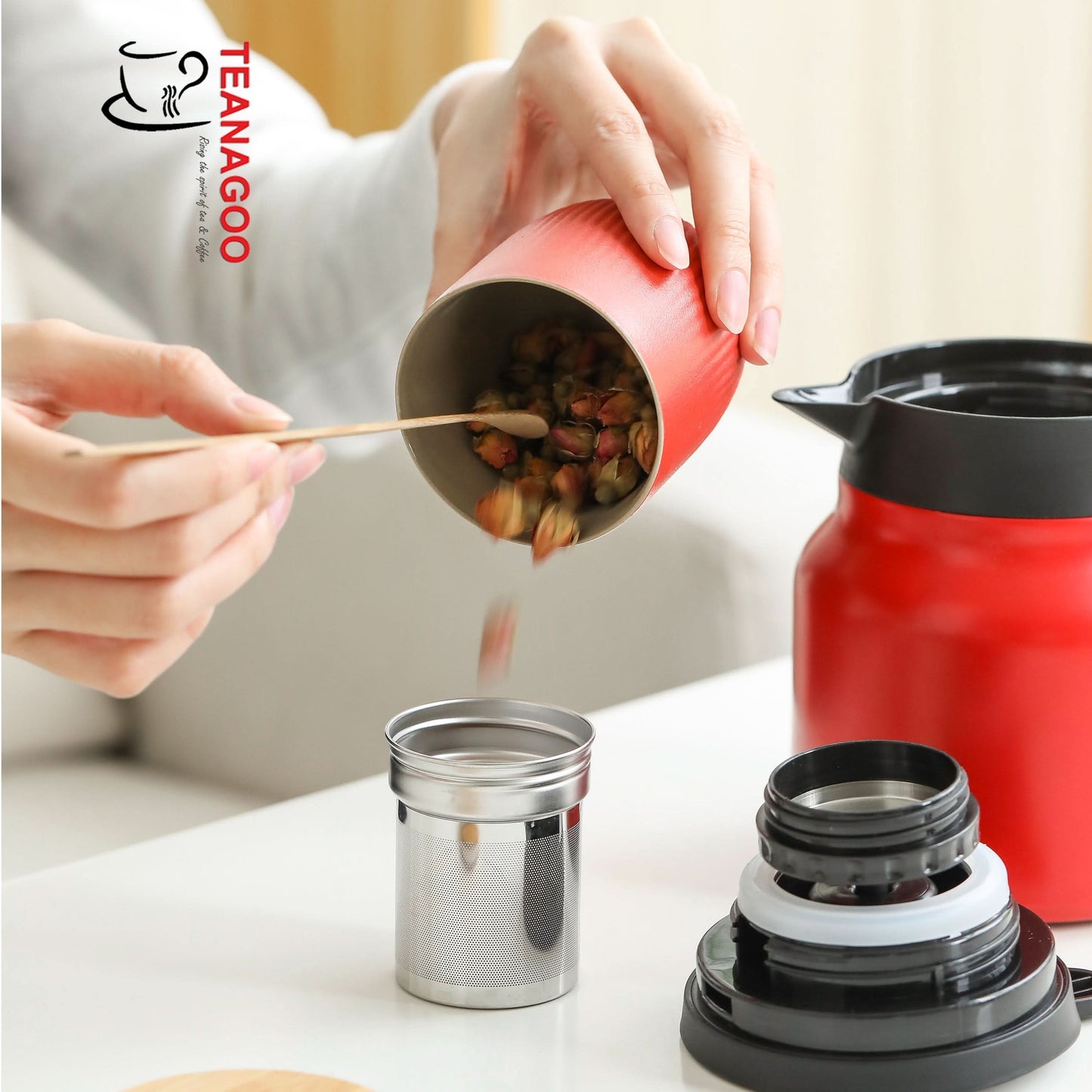 In the flower tea pot, there is a built-in stainless steel filter.Pour an appropriate amount of your favorite type of scented tea into the filter.