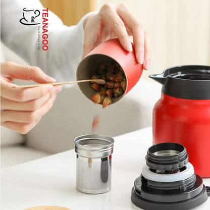 In the flower tea pot, there is a built-in stainless steel filter.Pour an appropriate amount of your favorite type of scented tea into the filter.