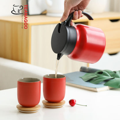 Press the water outlet button of the lid to pour water easily.